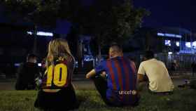Aficionados fuera del Camp Nou tras el anuncio del adiós de Messi al Barça