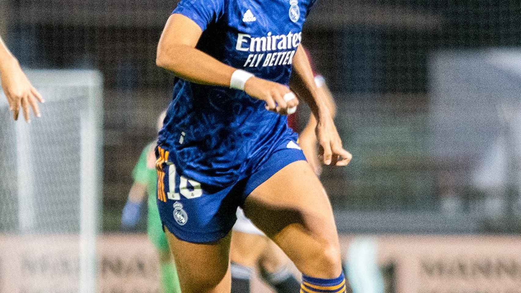 Lucía Rodríguez, en un partido del Real Madrid Femenino con la camiseta azul de la 2021/2022