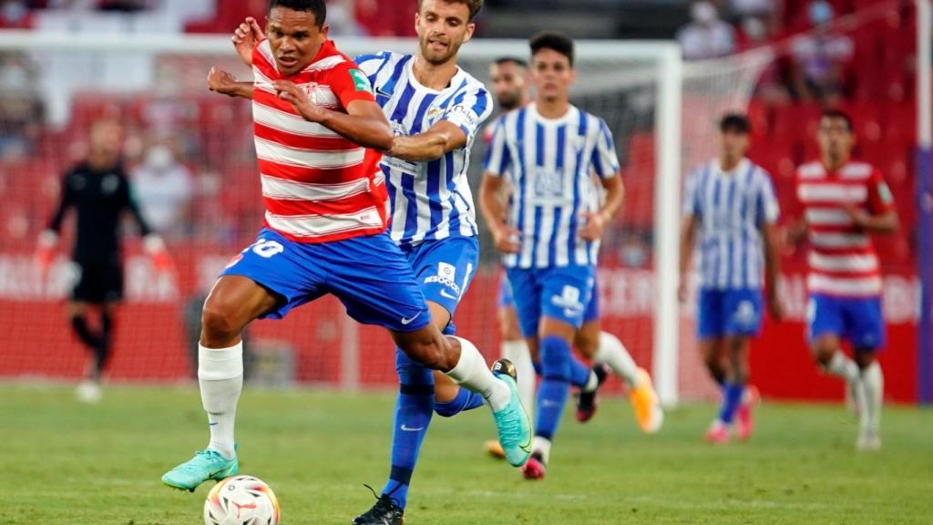 Un lance del partido Granada-Málaga.