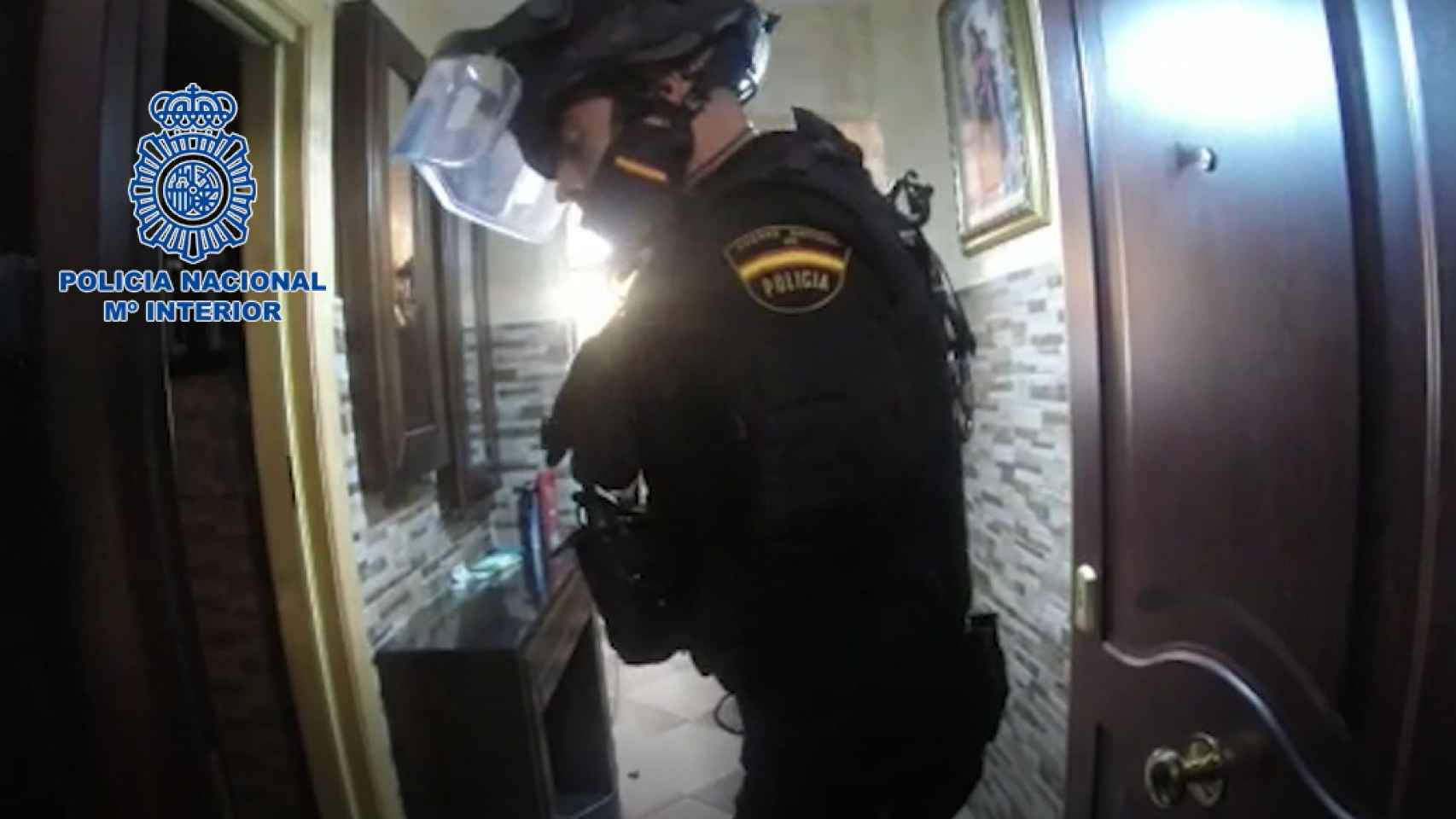 Un agente en el desmantelamiento de un  punto de venta de drogas en un piso de Las Albarizas.