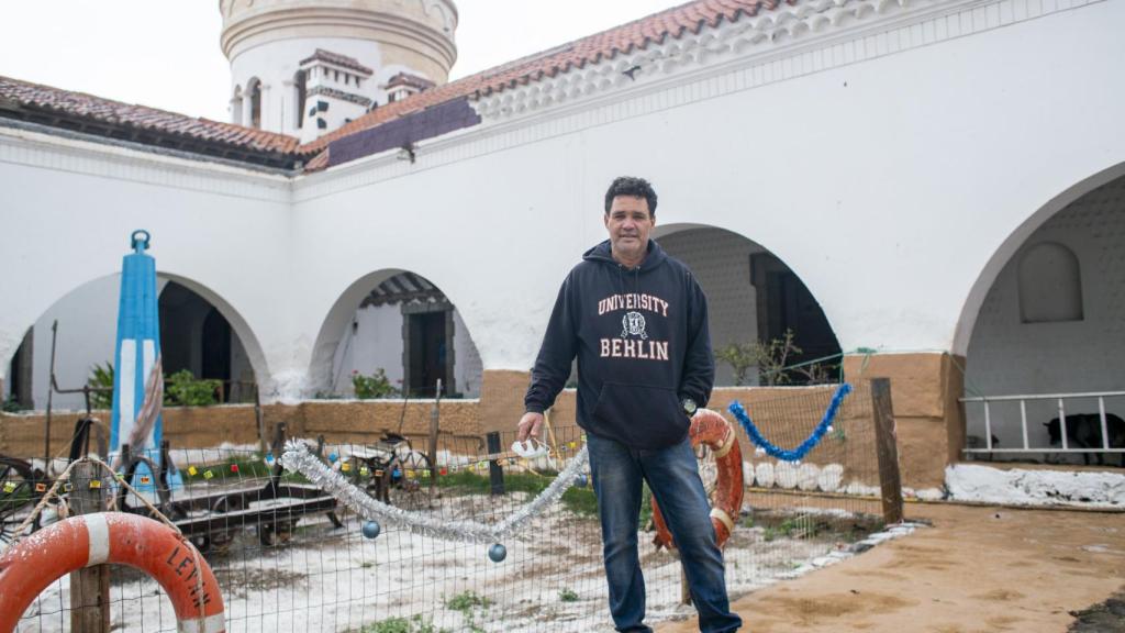 Pedro Fumero frente a la casa en la que asegura que los nazis cometieron torturas durante la Segunda Guerra Mundial.