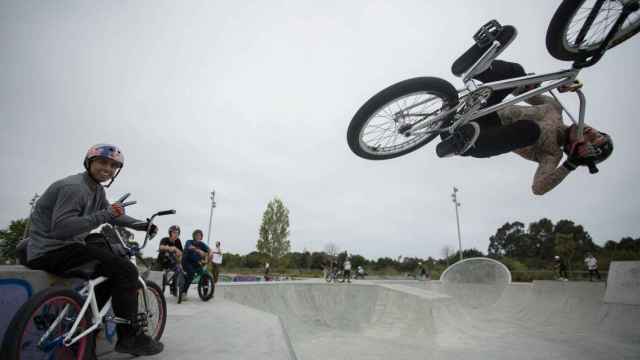 Los riders norteamericanos Daniel Sandoval (izda) y Jeremy Malott en el skatepark de Navia.