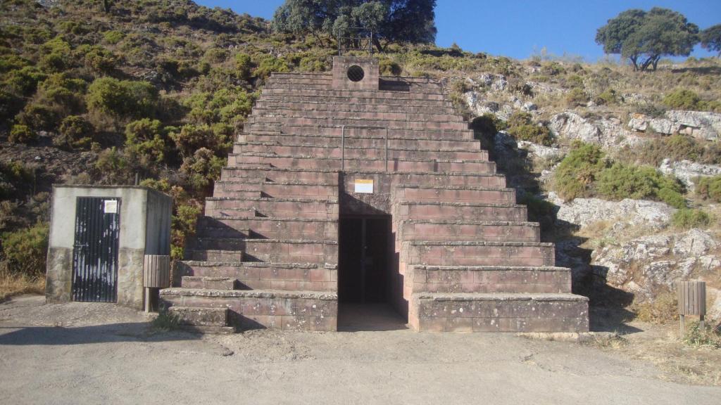 La entrada de la Cueva de Ardales está acondicionada para su estudio y protección.