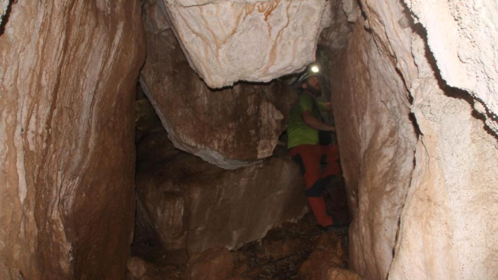 ¿Con quién habrá quedado este gachón en la Cueva de la Picardía?