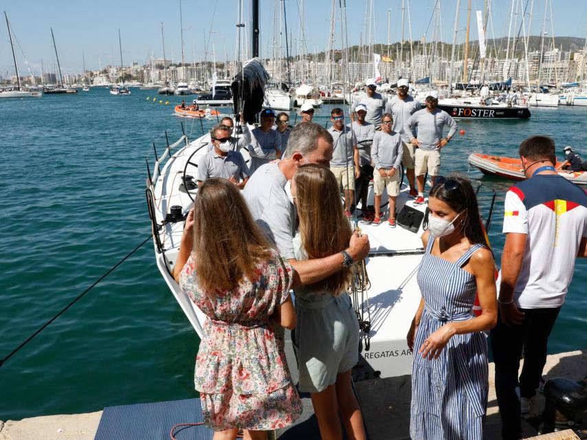 Letizia y las infantas abrazaron a Felipe para desearle suerte.