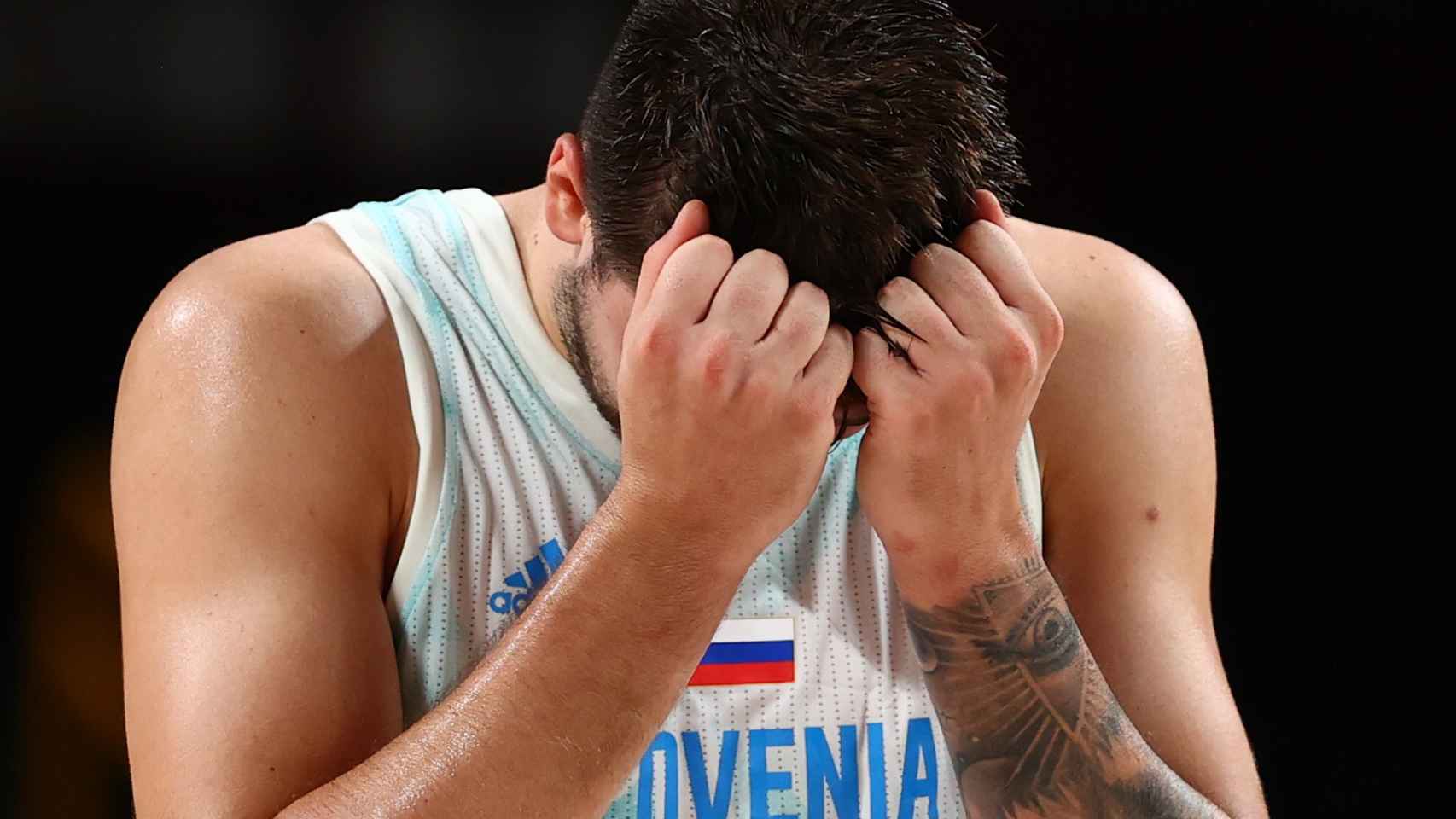 Luka Doncic lamentándose durante un partido de Eslovenia