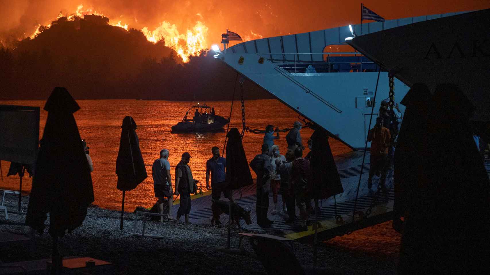 El fuego en la isla de Evia.