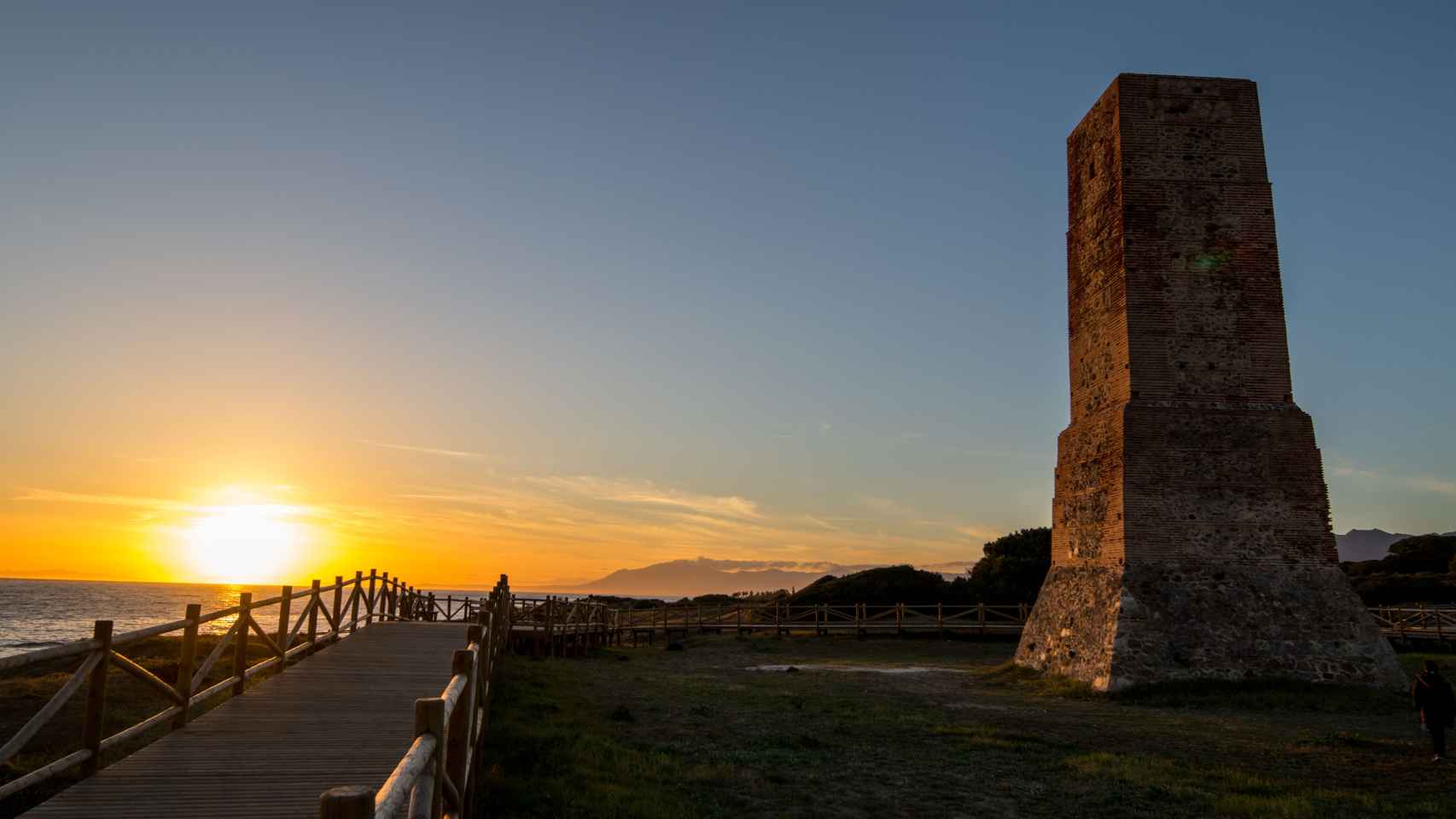 Situada en la célebre playa de Cabopino, Torre Ladrones habrá visto más en este último siglo que en los cinco anteriores...