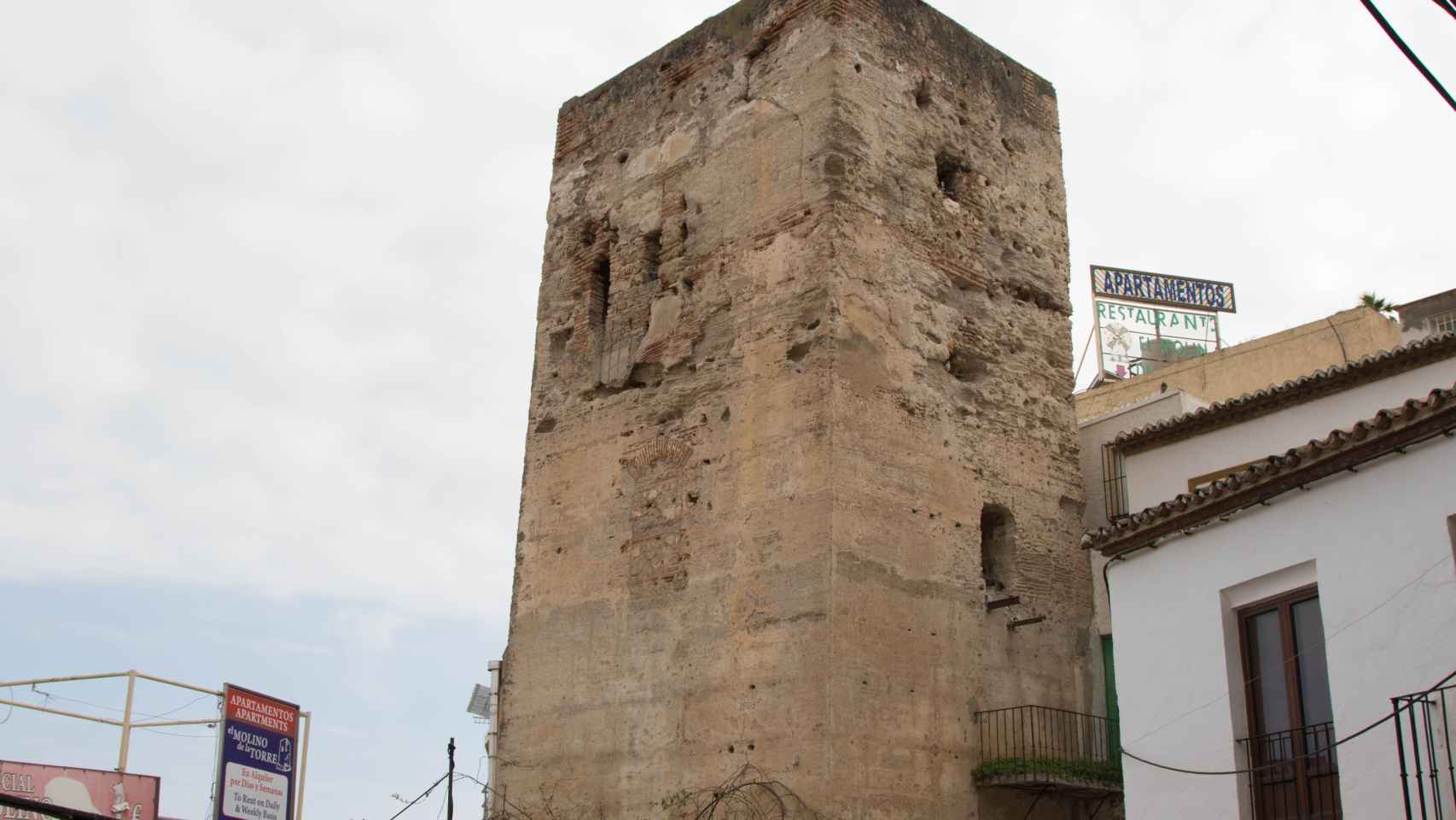 El marcaje cercano que realiza la torre de Pimentel a los guiris es impagable.