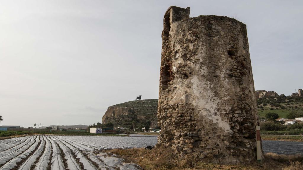 El paso del tiempo ha alejado a la torre de Manganeta de las aguas del Mediterráneo.