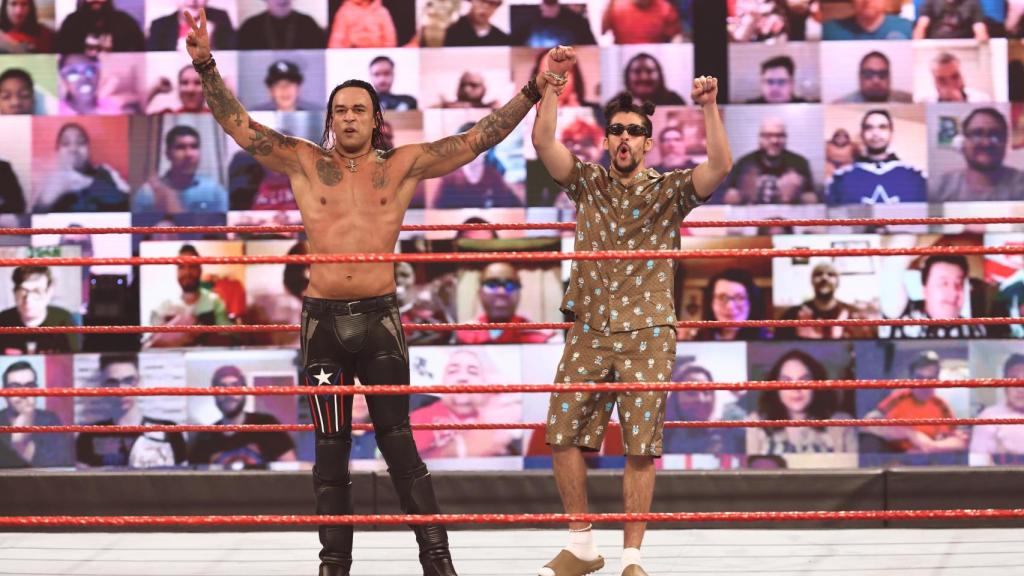 Damian Priest y Bad Bunny durante un show de WWE