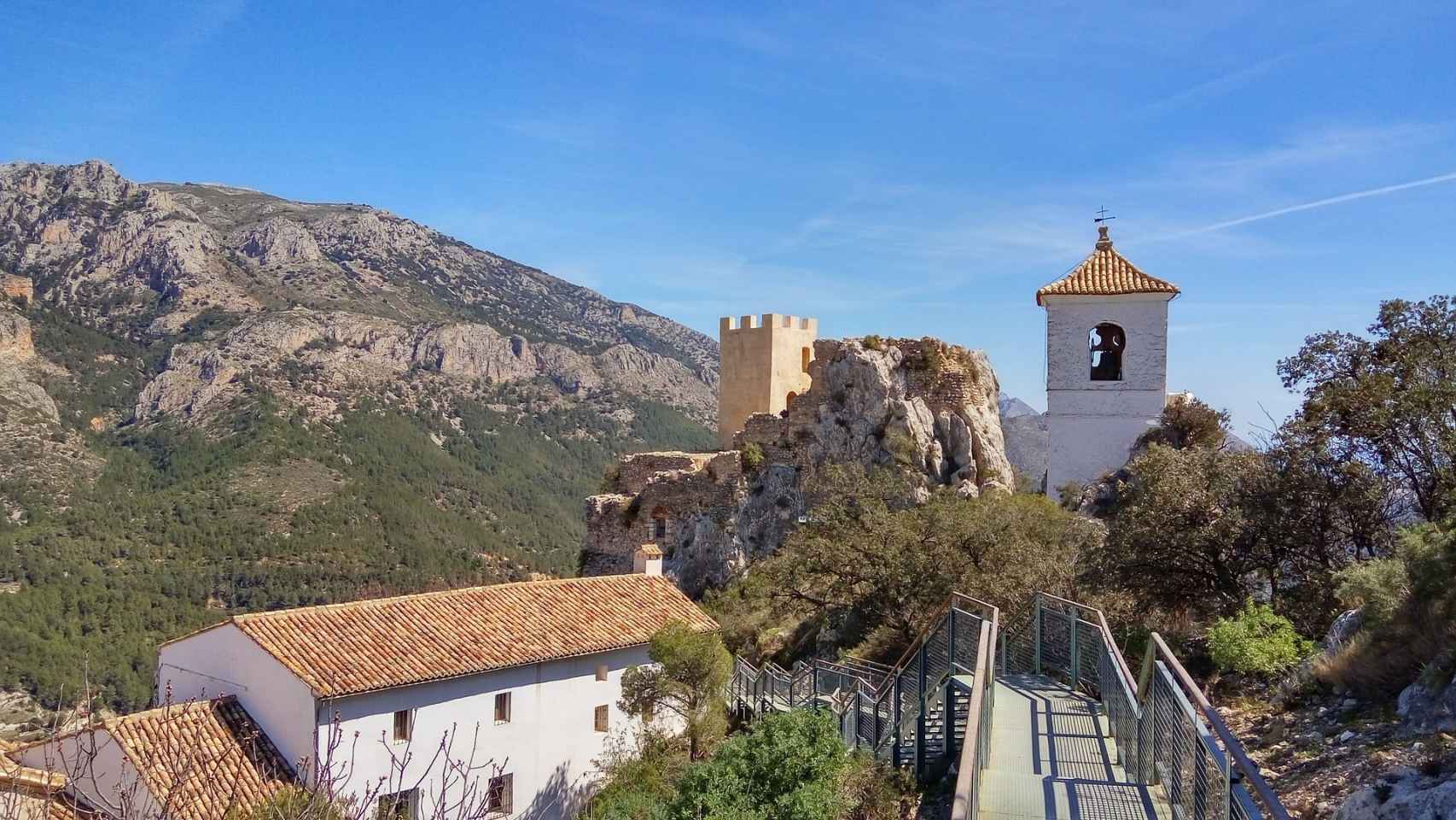 Paisaje del pueblo de Guadalest, Castillo de San José a lo lejos.