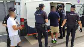 Detenidos por robar a turistas extranjeros en las instalaciones del aeropuerto Alicante-Elche