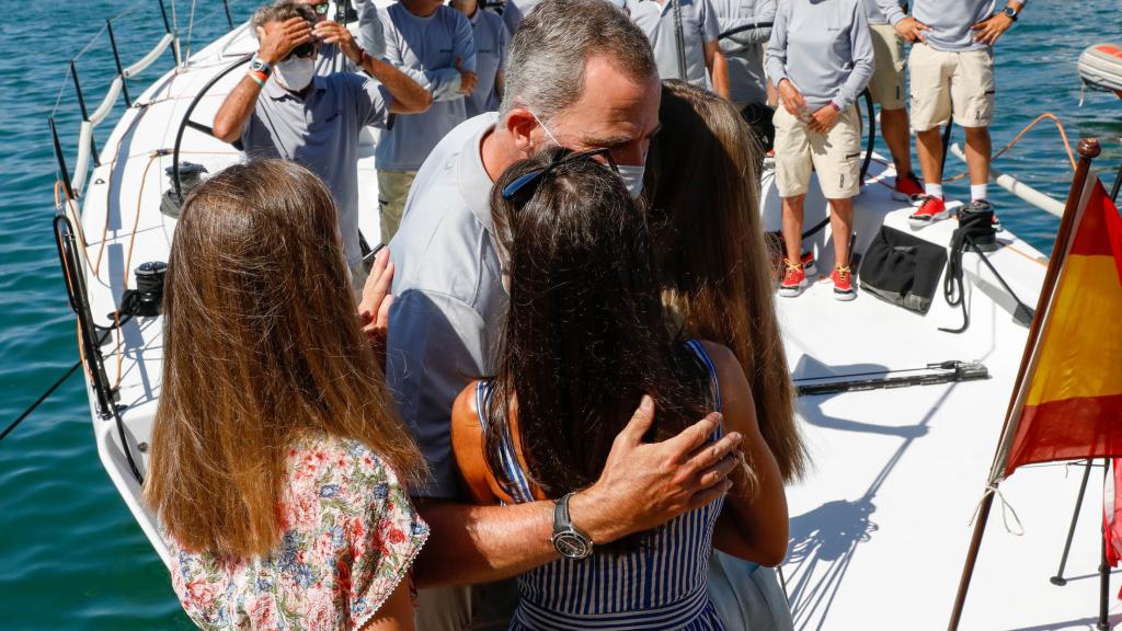 Letizia y las infantas abrazan a Felipe.