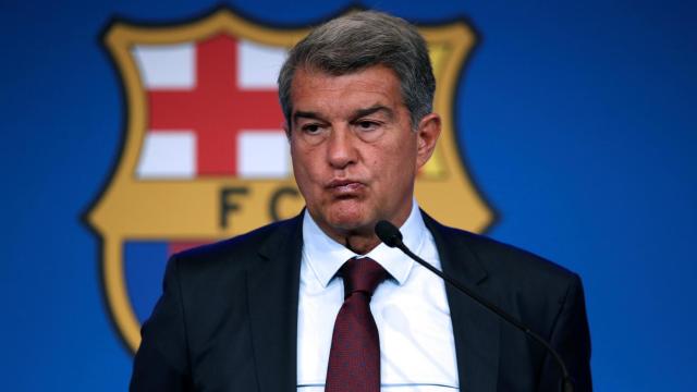 Joan Laporta, presidente del Barcelona con el escudo al fondo