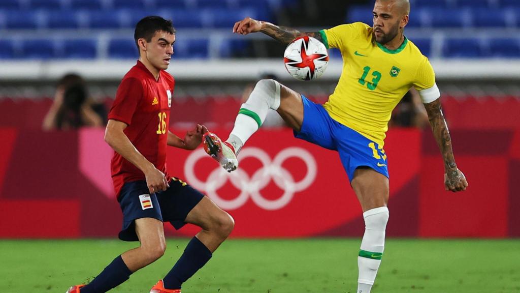 Dani Alves intercepta un pase hacía Pedri