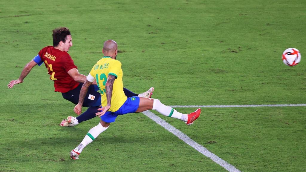 Mikel Oyarzabal supera a Dani Alves y marca el gol del empate