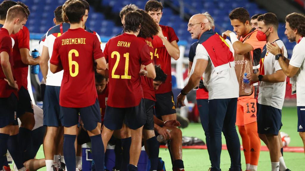 Luis de la Fuente conversa con sus jugadores durante el tiempo de descanso de la prórroga