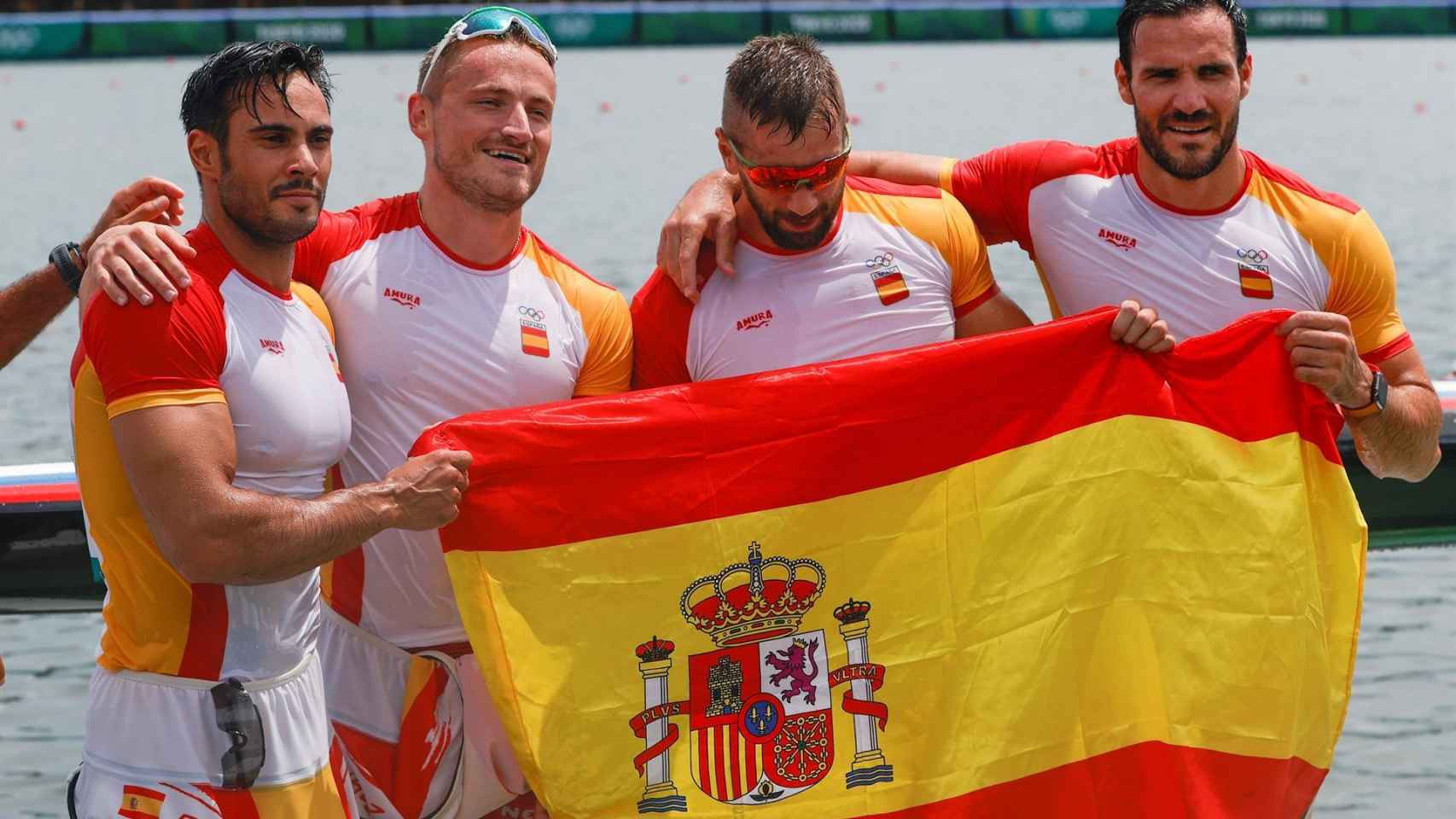 Saúl Craviotto, Marcus Cooper Walz, Carlos Arévalo y Rodrigo Germade, con la bandera de España tras ganar la medalla de plata en Tokio 2020
