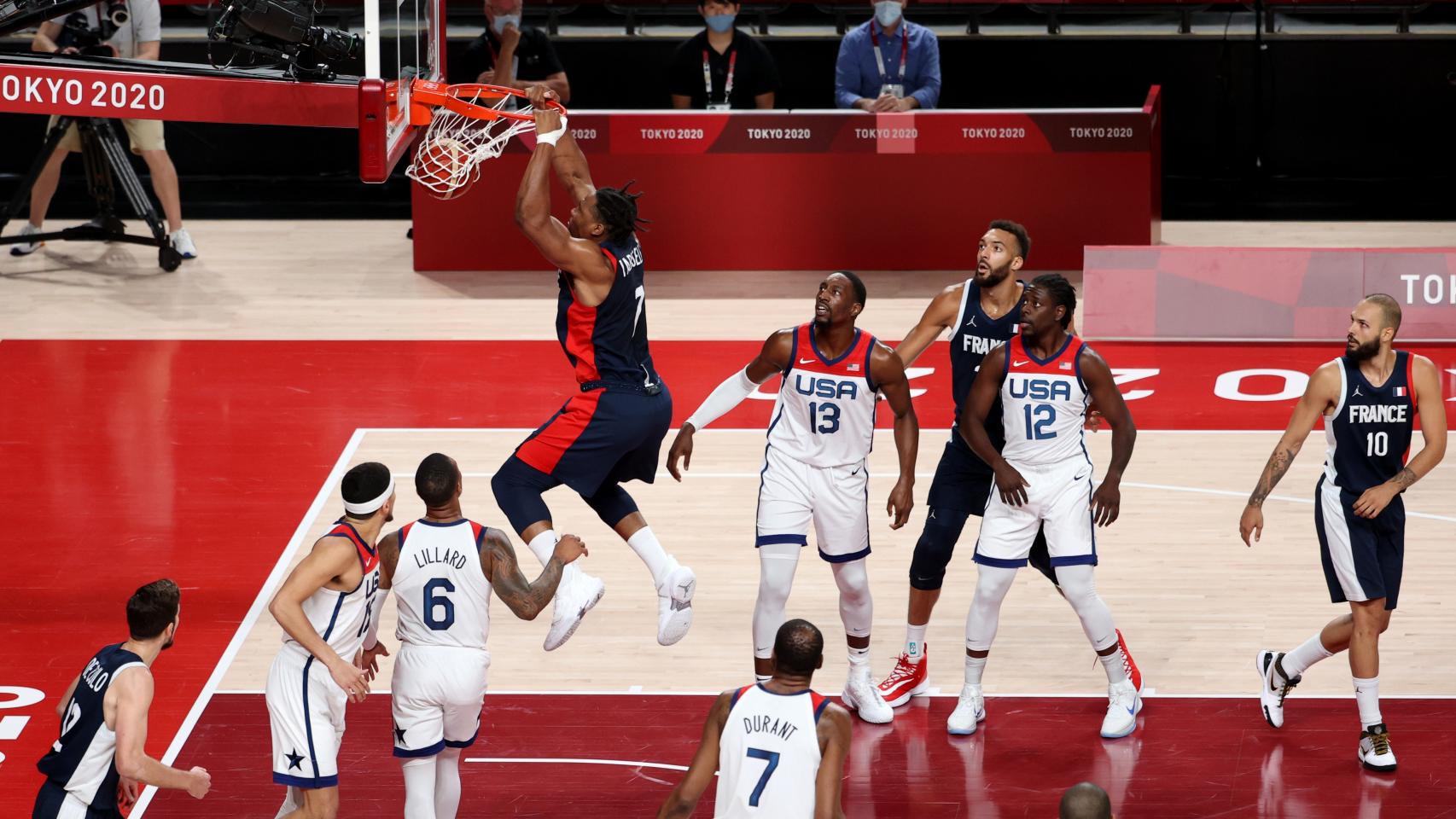 Yabusele realizando un mate en el Estados Unidos - Francia