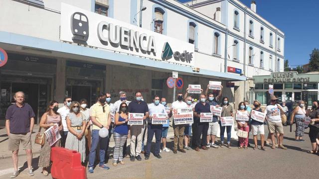 'Pueblos con el tren' se echa a la calle en Cuenca para defender la línea Madrid-Valencia