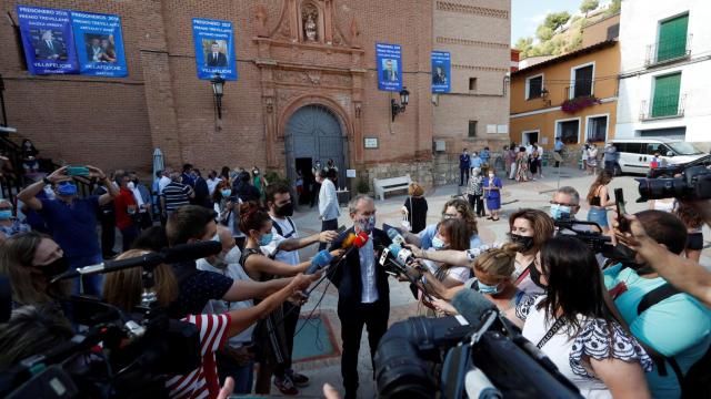 Fernando Simón atiende a los medios antes de recoger el IX Premio Trevillano y la medalla de oro de la localidad zaragozana de Villafeliche.