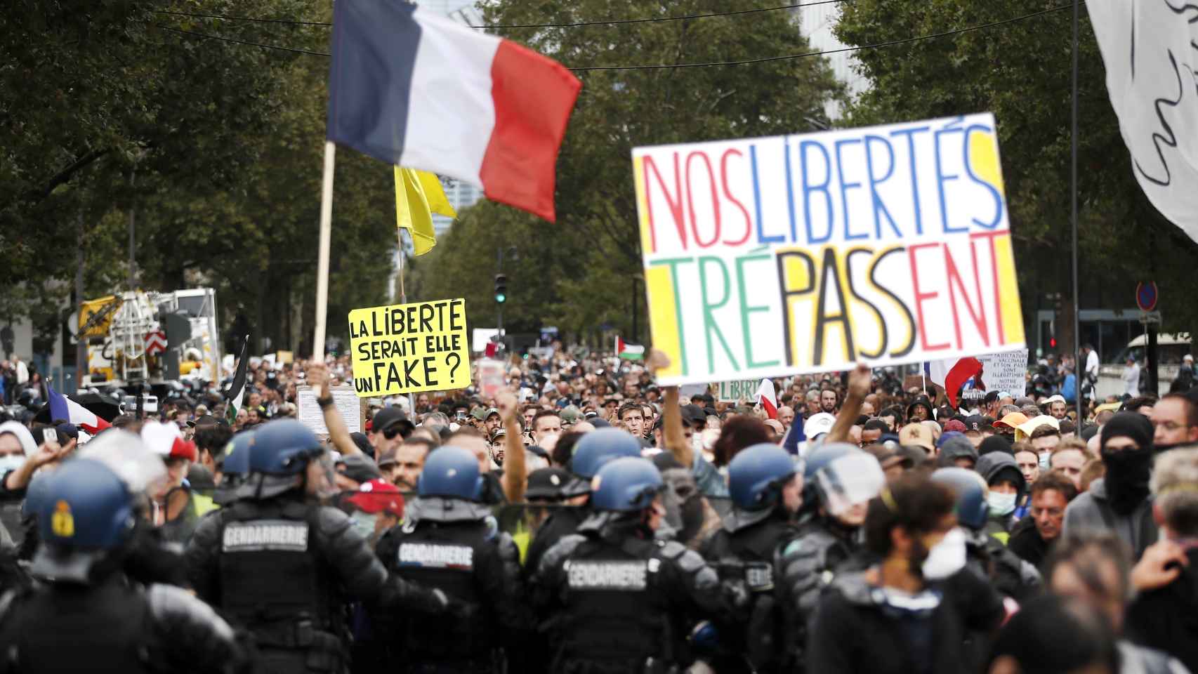 Manifestación en París contra las restricciones y la implantación del certificado Covid.