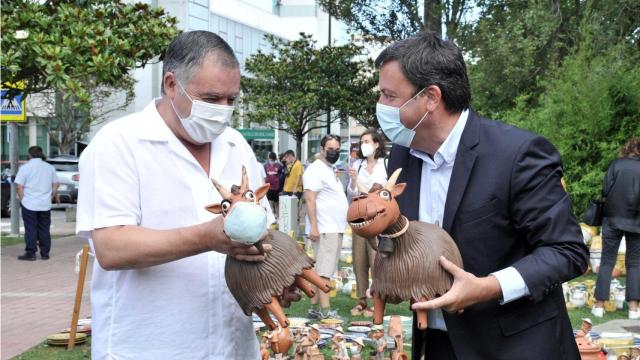 El presidente de la Diputación de A Coruña, Valentín González Formoso, y el alcalde de Oleiros, Ángel García Seoane, en la inauguración de Alfaroleiros