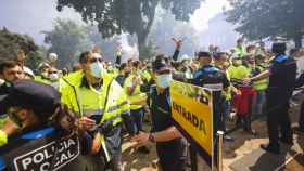 Trabajadores de Ence protestan durante el acto de la lectura del pregón de las Fiestas de la Peregrina, en Pontevedra, Galicia (España)