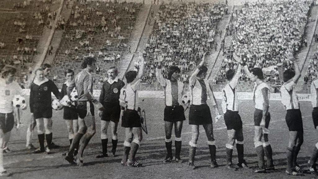 Boniek, a la izquierda, junto a los jugadores del Hércules