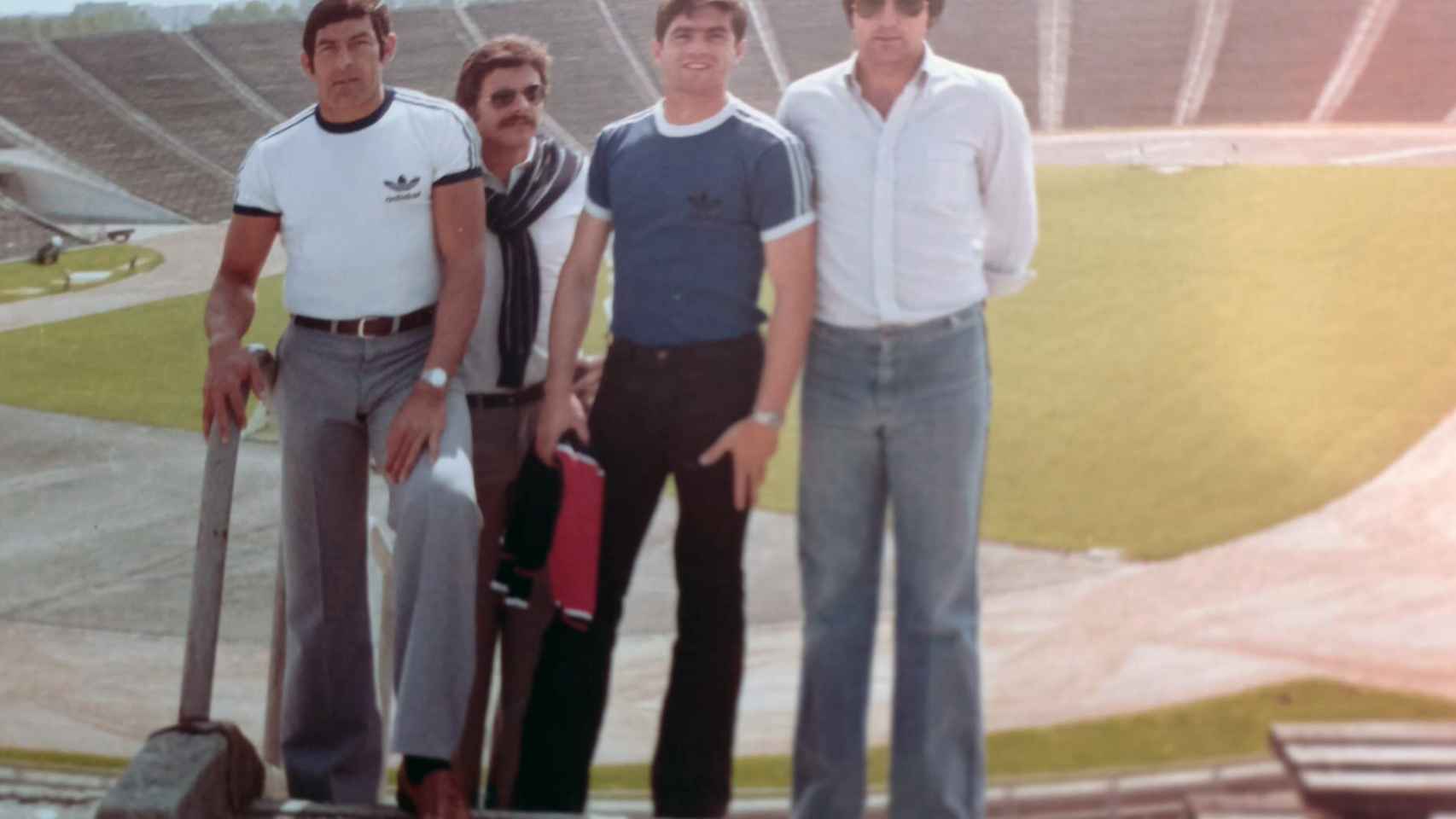 Humberto, Ernesto, Aracil y Paco González, masajista, posan en el estadio polaco.