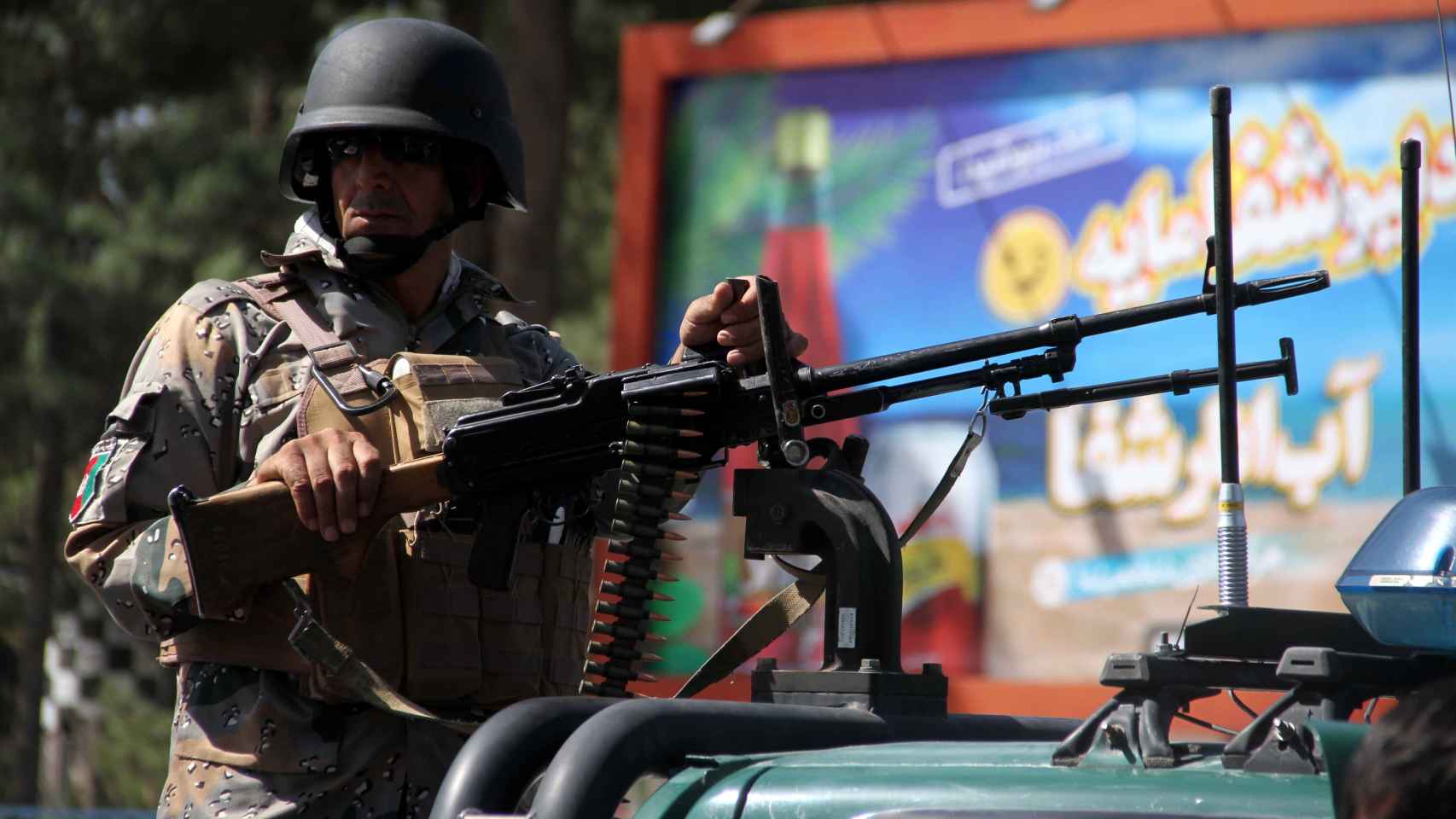 Un soldado del ejército de Afganistán patrullando en Herat.