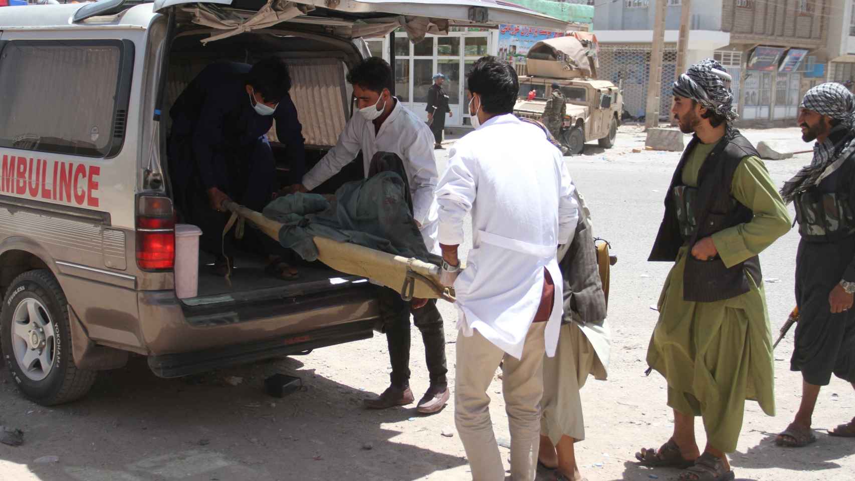 Soldados afganos portan en una camilla a un compañero herido.