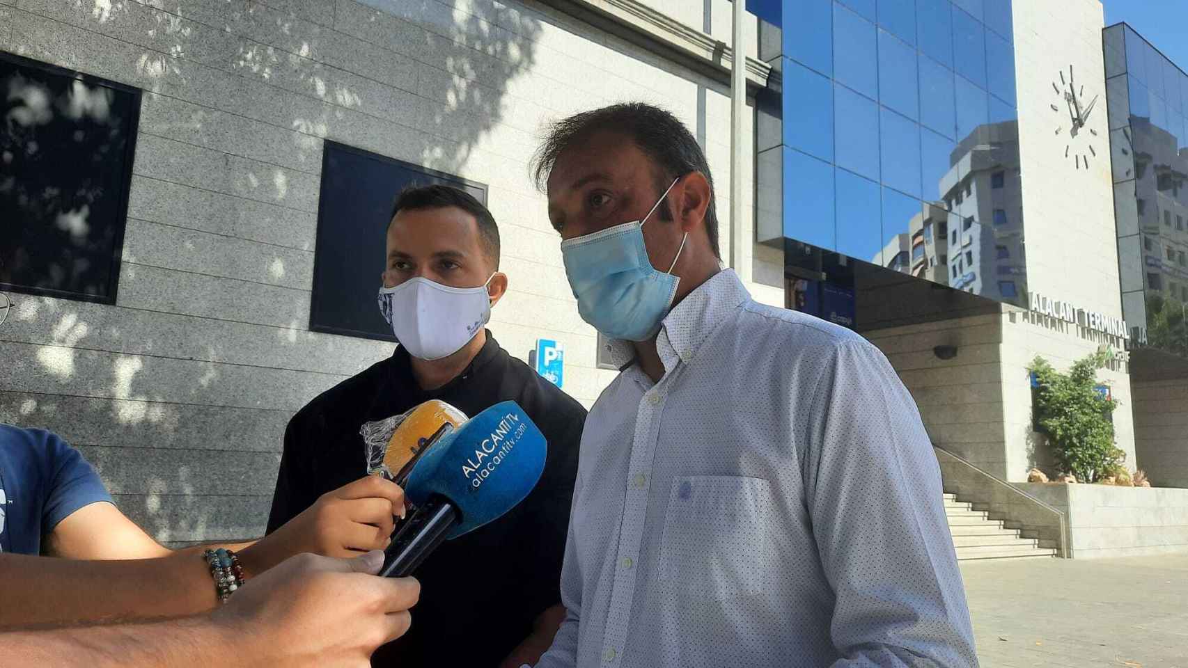 El portavoz de Compromís en Alicante, Natxo Bellido, dando unas declaraciones a los medios.