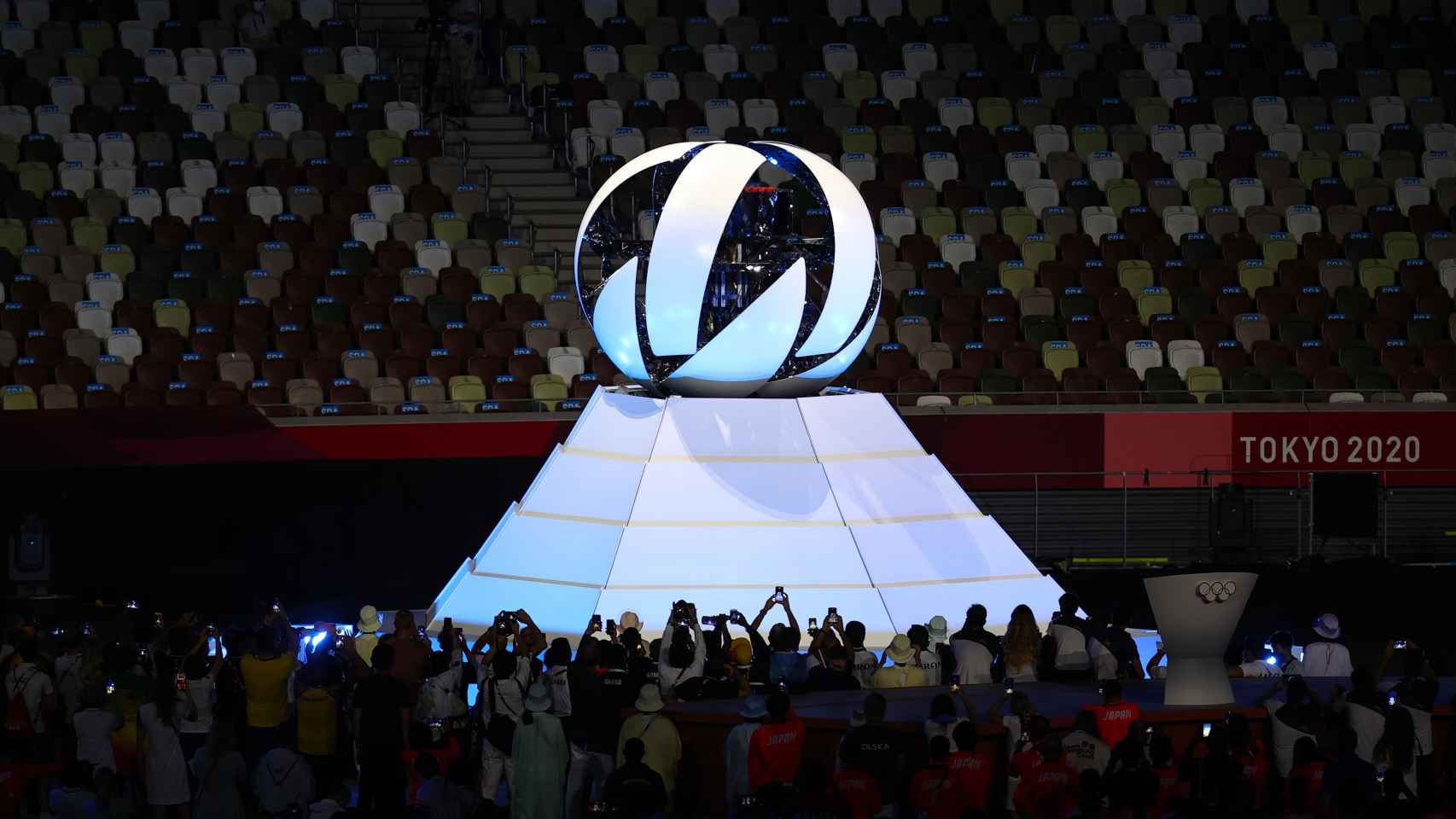 Momento en el que se apaga la llama olímpica en Tokio 2020