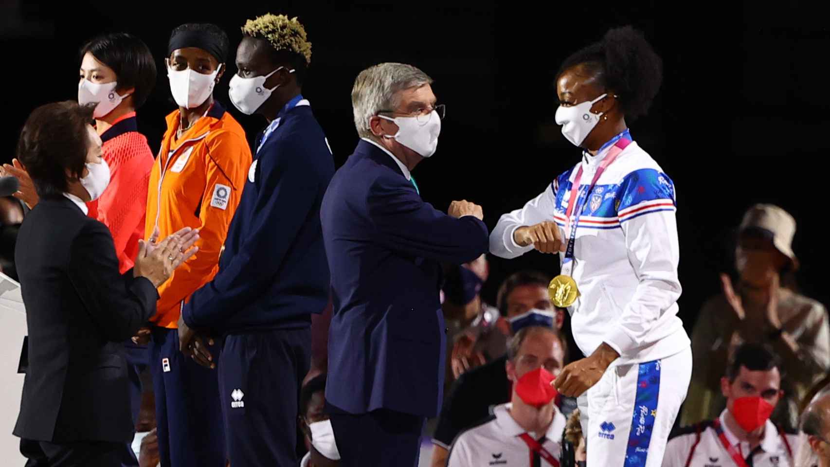 El presidente del COI Thomas Bach y la atleta puertorriqueña Jasmine Camacho-Quinn, oro en los 100 metros vallas en Tokio 2020, durante la Clausura de los JJOO