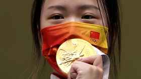La tiradora china Yang Qian besa su medalla de oro en tiro 10 m sin quitarse la mascarilla