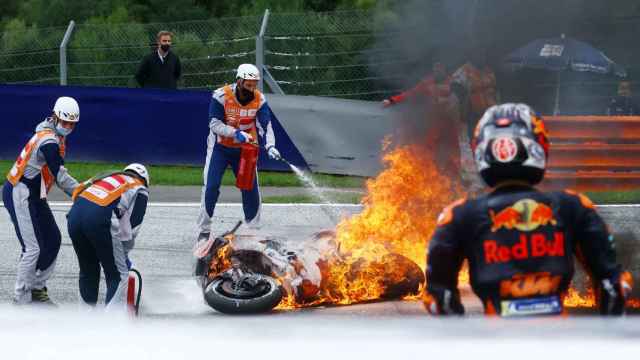 Dani Pedrosa observando cómo apagan el incendio de su moto