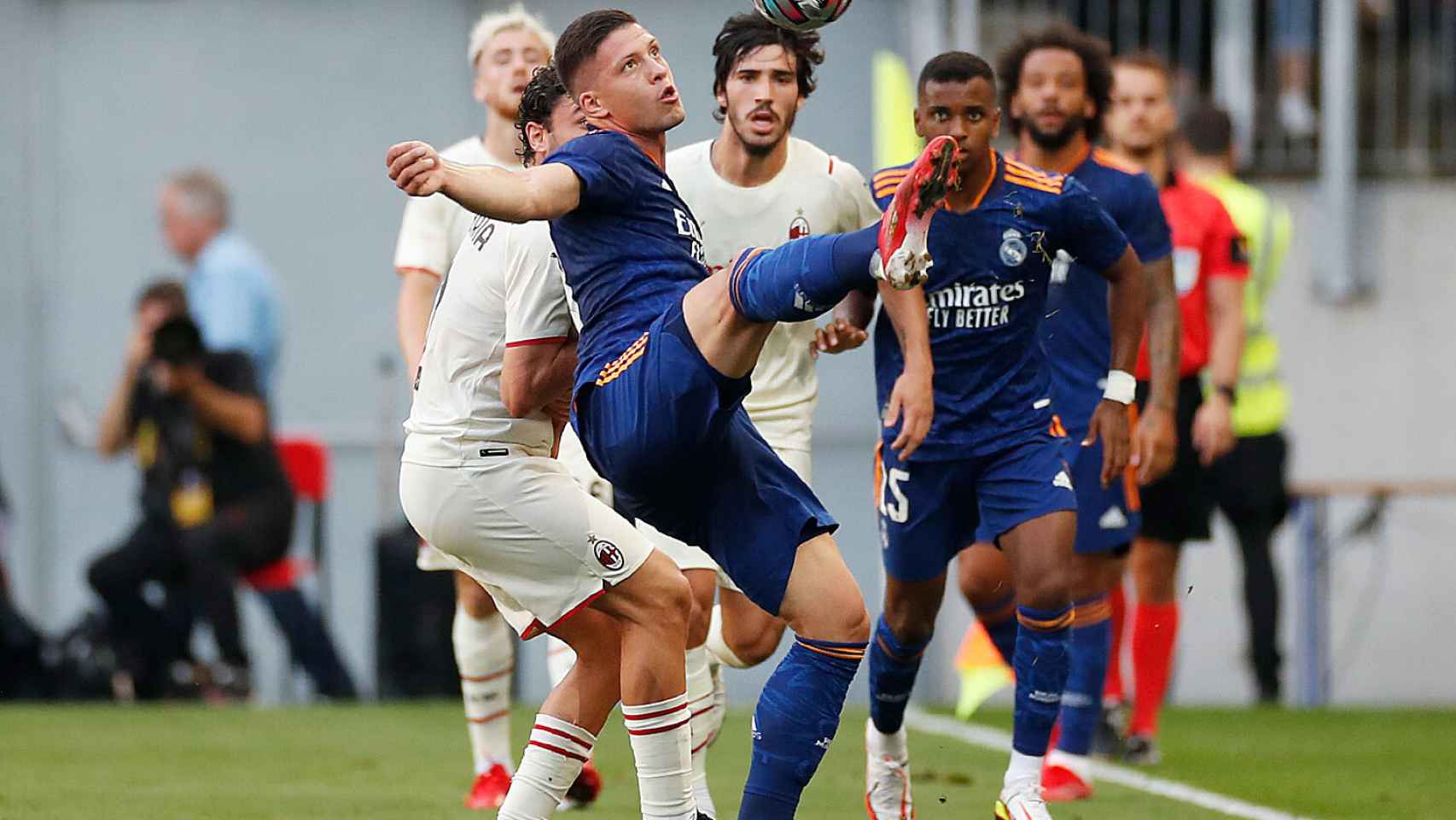 Jovic intenta controlar un balón ante el Milan