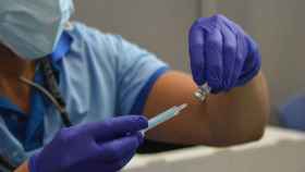 Un sanitario coge una dosis de la vacuna para la Covid.