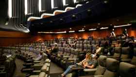 Espectadores en el cine Odeon Luxe de Leicester (Inglaterra).