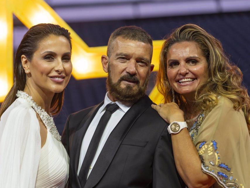 Paloma Cuevas junto a Antonio Banderas y Sandra García-Sanjuan en Starlite.