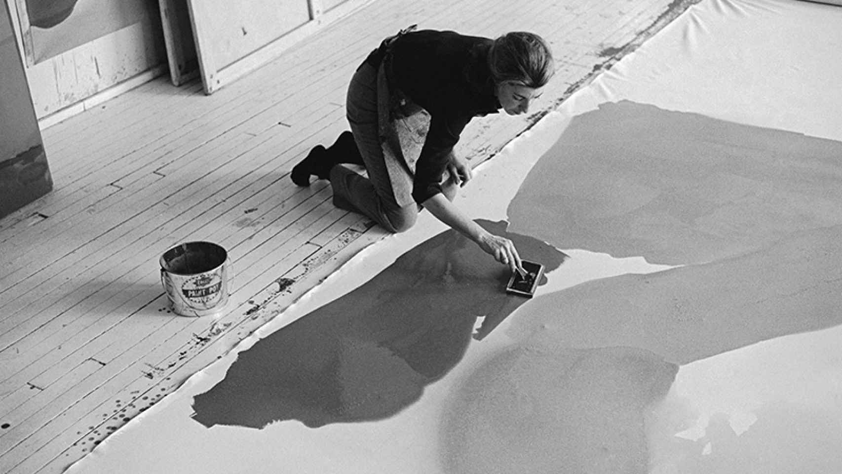 La artista Helen Frankenthaler trabajando.
