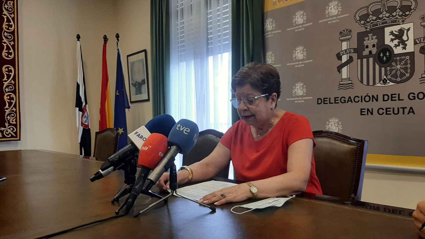 La delegada del Gobierno de España en Ceuta, Salvadora Mateos, este lunes en rueda de prensa.