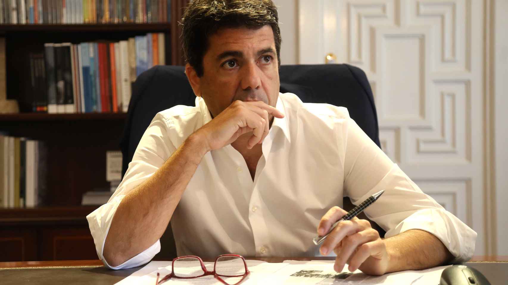 Carlos Mazón en su despacho de la Diputación de Alicante.