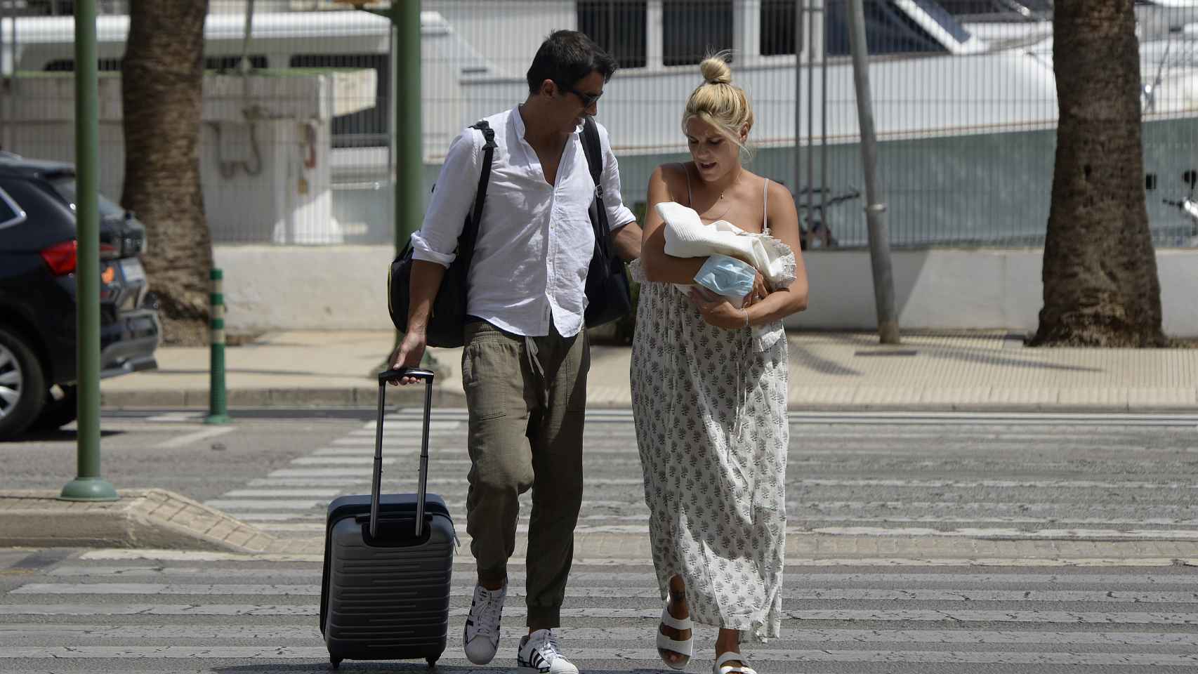 Hugo Sierra e Ivana Icardi, a la salida del hospital.