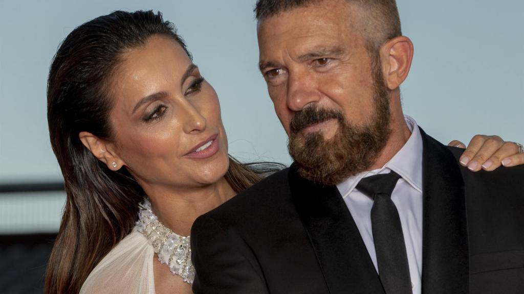 Paloma Cuevas posando junto a Antonio Banderas en la gala Starlite de Marbella.