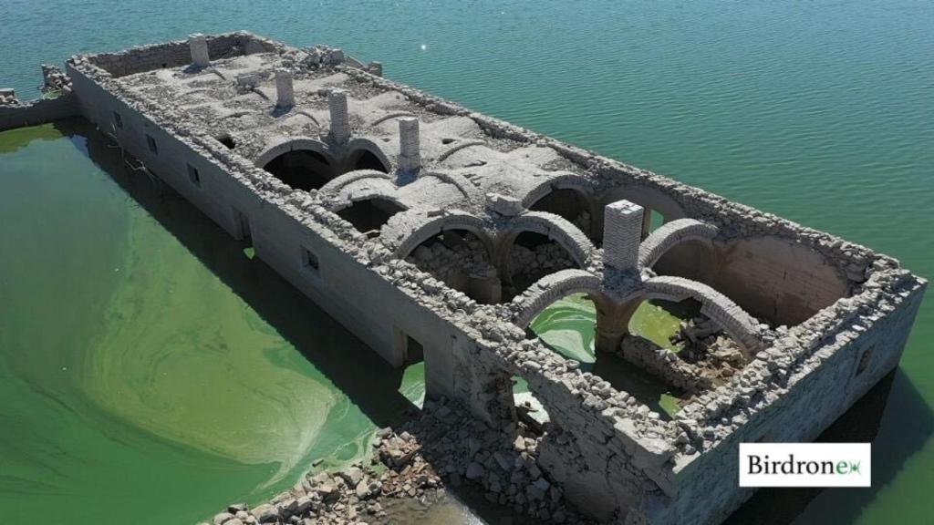 La Casa Grande de Alarza ha estado sumergida desde los años 60 bajo las aguas del embalse de  Valdecañas