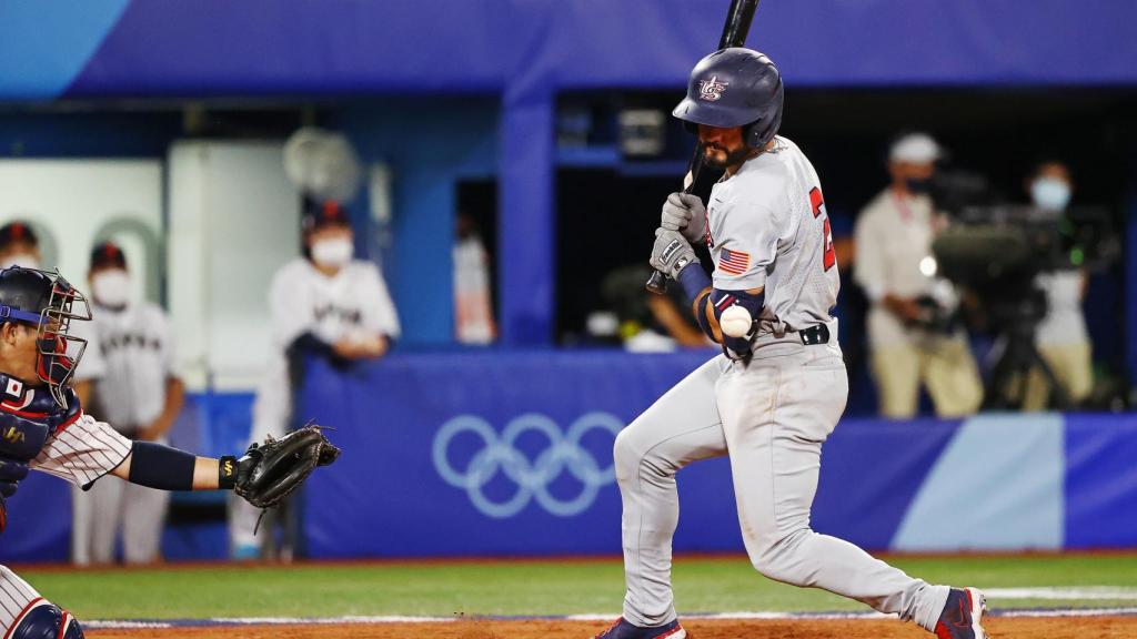 Eddy Álvarez durante un partido de béisbol con Estados Unidos