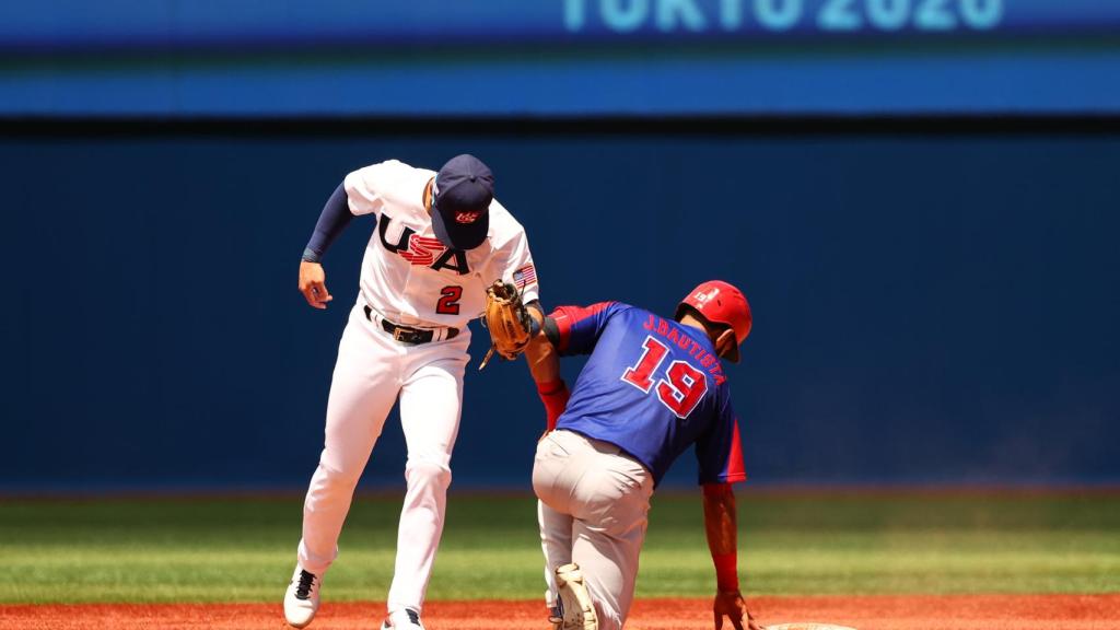 Eddy Álvarez en un partido de béisbol con Estados Unidos